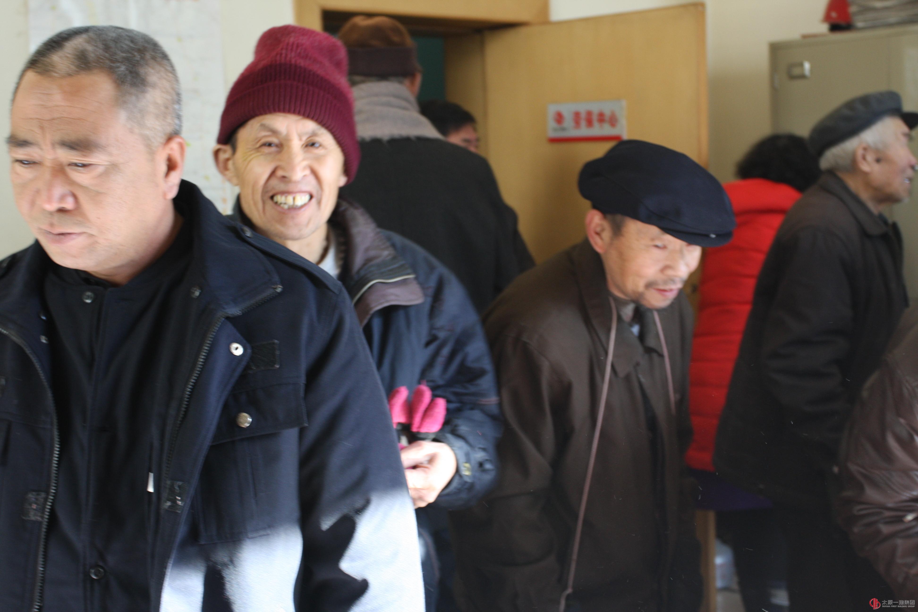 集团公司向退休人员发放春节慰问卡