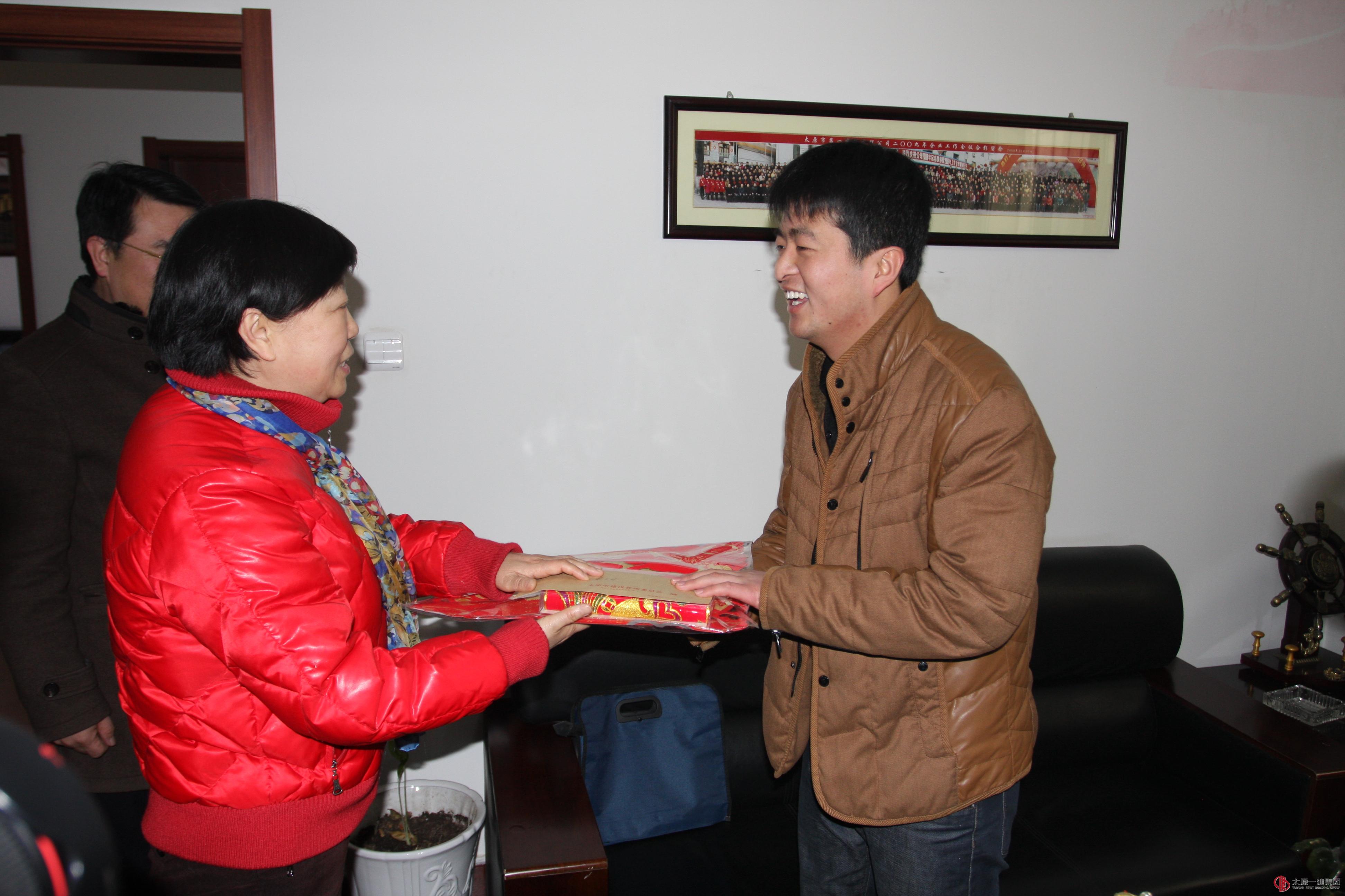 住建委领导慰问公司优秀青年职工陈宏