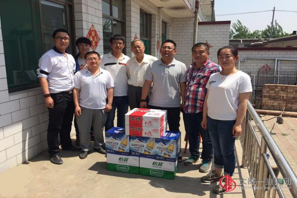 二分公司领导班子与项目部共度“五一”