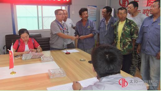 十三分公司省委党校项目部为农民工兄弟现场发放工资