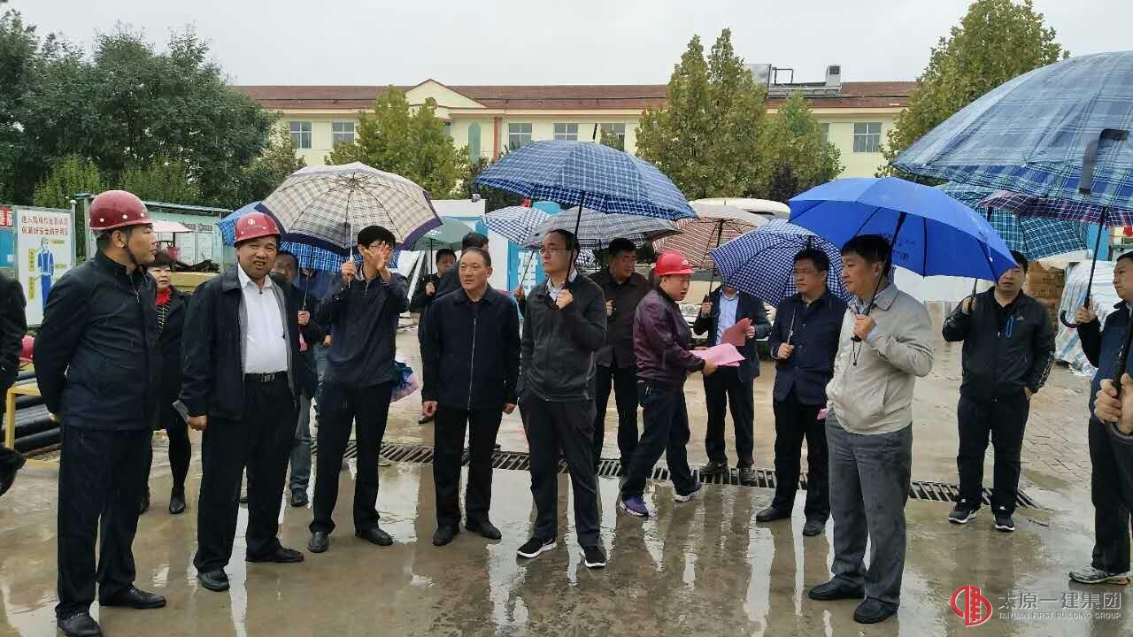 屯留县领导莅临直属三分公司承建的屯留二中新建教学楼工地视察指导工作