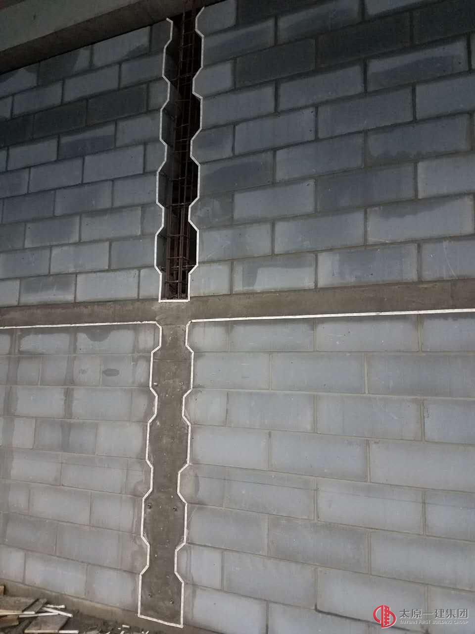 昼夜赶进度 雨中抢工期