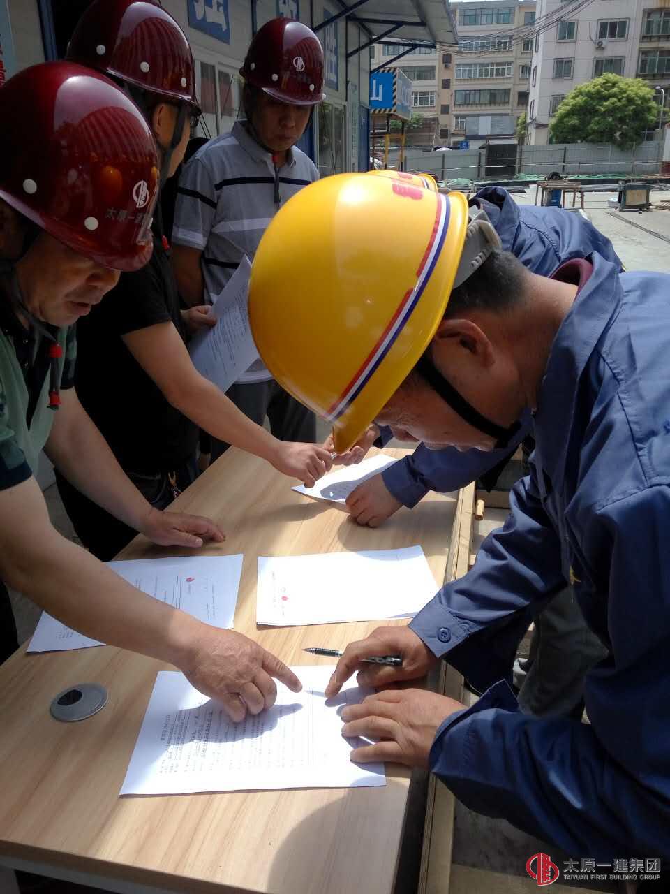 六分公司在五十六中学实验楼项目对劳务队进行安全教育
