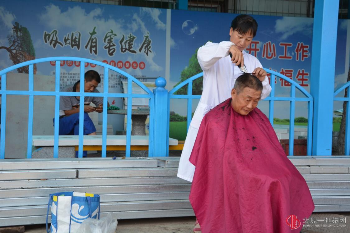 十三分公司山西行政学院综合教学楼项目部组织理发师进工地为农民工理发